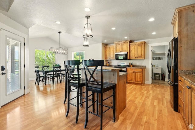 674 S 150 W, Hyde Park, UT 84318 - kitchen with stainless steel appliances, a kitchen bar, light wood-type flooring, a center island, and recessed lighting