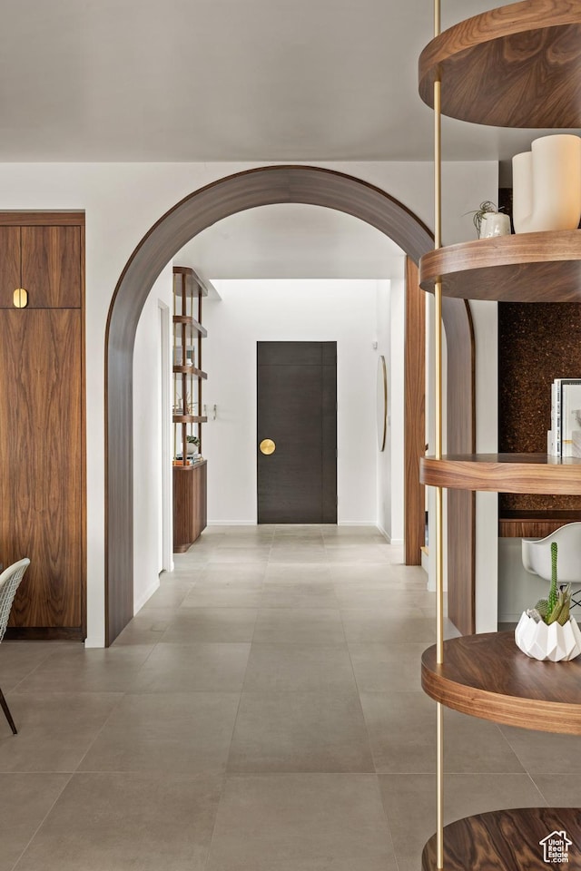 3147 S Mesa Verde Cir, Hurricane, UT 84737 - hall featuring arched walkways
