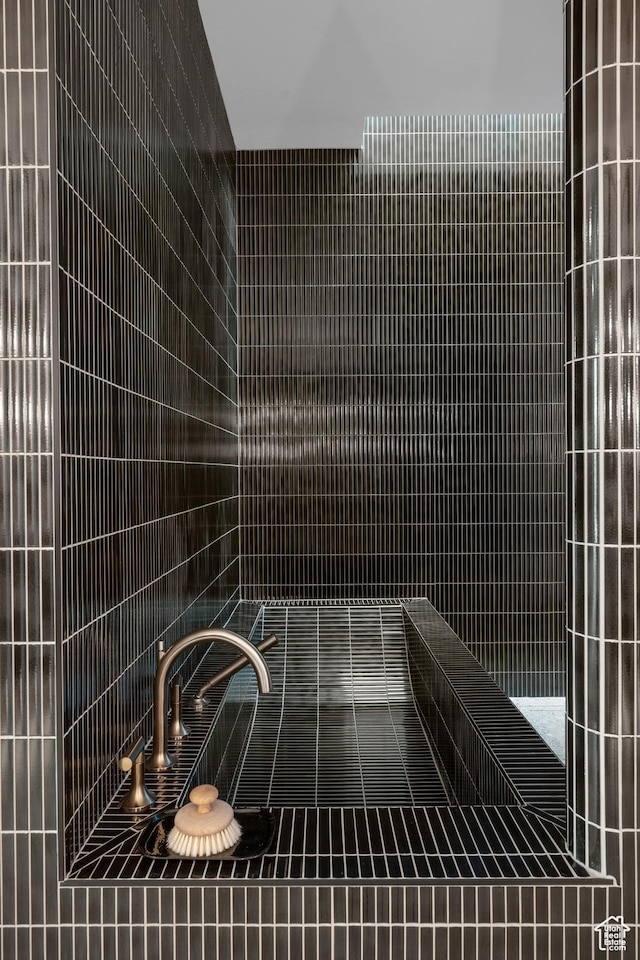 3147 S Mesa Verde Cir, Hurricane, UT 84737 - bathroom featuring a tile shower