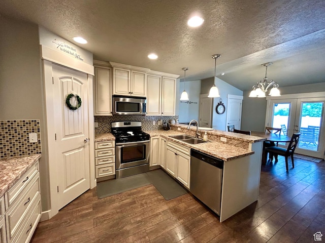 319 S 600 E, Payson, UT 84651 - kitchen with stainless steel appliances, a sink, a textured ceiling, a peninsula, and vaulted ceiling