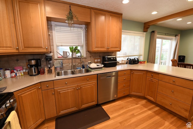 145 E 100 S, Farmington, UT 84025 - kitchen with appliances with stainless steel finishes, a sink, tasteful backsplash, light wood-style floors, and recessed lighting