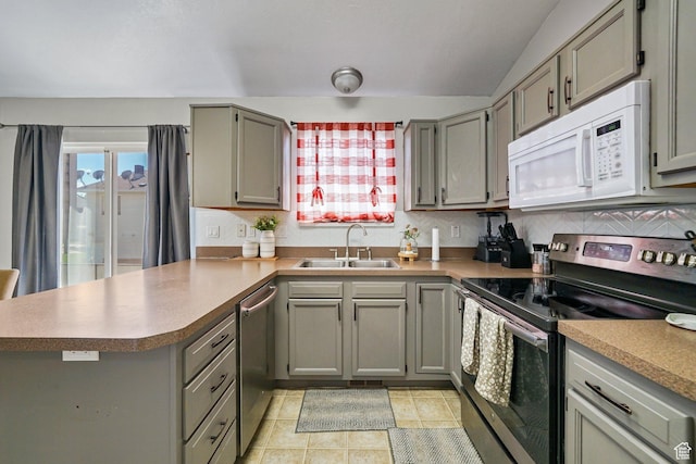 593 N 680 W, Tooele, UT 84074 - kitchen featuring stainless steel appliances, a sink, a peninsula, gray cabinets, and vaulted ceiling