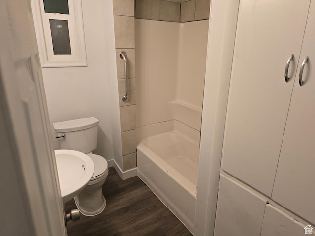 530 E 31st St, Ogden, UT 84403 - bathroom featuring wood finished floors, toilet, baseboards, and bathing tub / shower combination