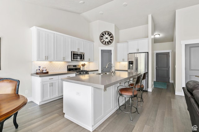88 N Parkside Loop W, Elk Ridge, UT 84651 - kitchen with appliances with stainless steel finishes, a sink, backsplash, light wood-type flooring, and high vaulted ceiling