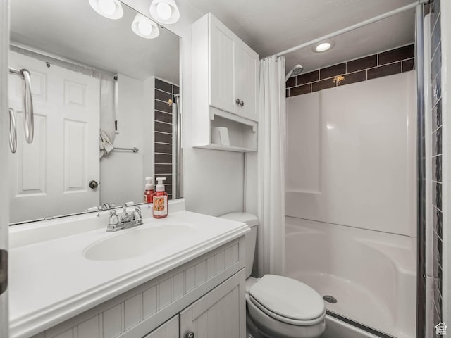 167 N 750 E, Orem, UT 84097 - bathroom featuring vanity, a shower with curtain, toilet, and recessed lighting