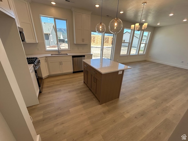 554 N 800 W, Smithfield, UT 84335 - kitchen with stainless steel appliances, a sink, recessed lighting, light wood-style flooring, and a chandelier