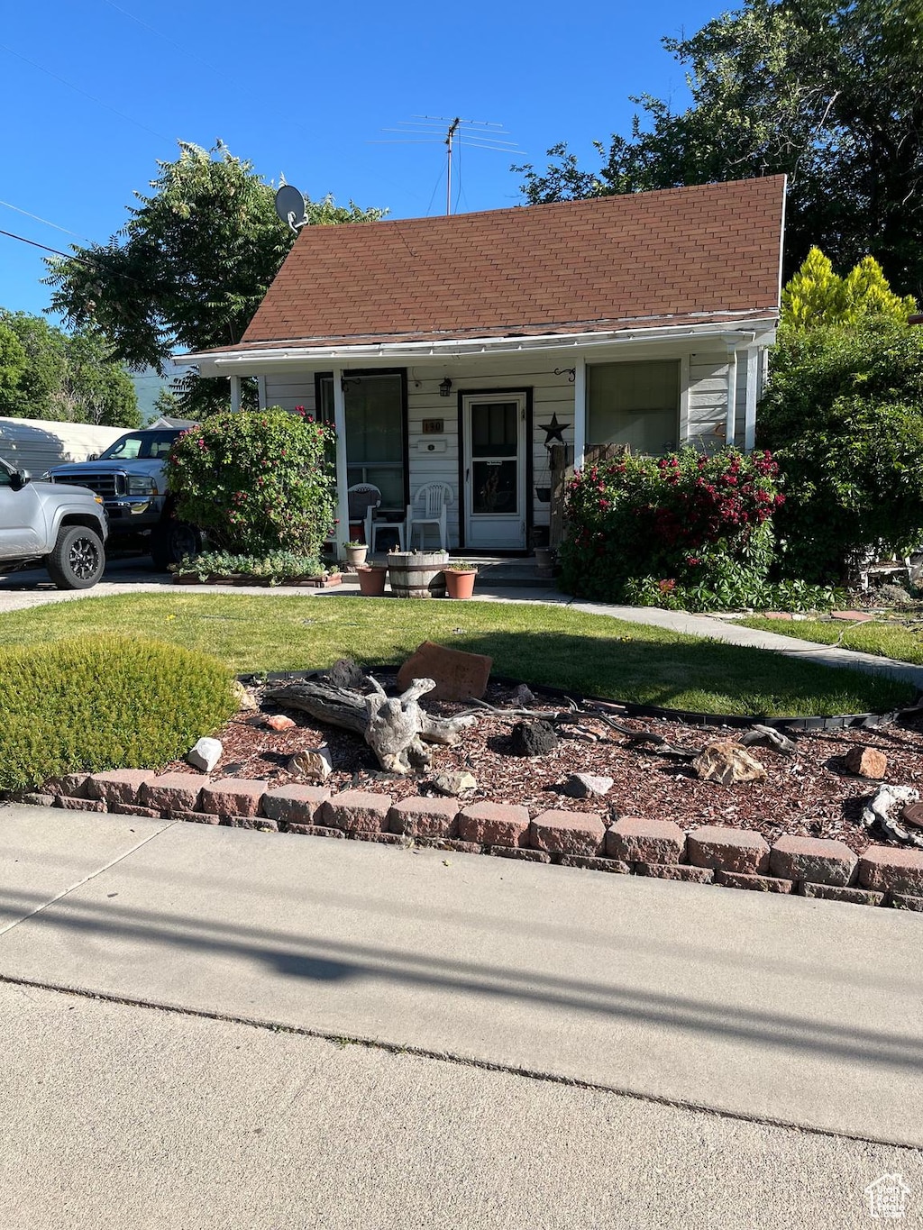 130 E 700 S, Springville, UT 84663 - bungalow-style home with a porch and a front lawn