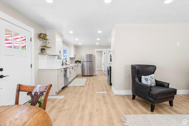 496 N 500 E, Nephi, UT 84648 - kitchen featuring stainless steel appliances, light countertops, baseboards, light wood-style flooring, and recessed lighting