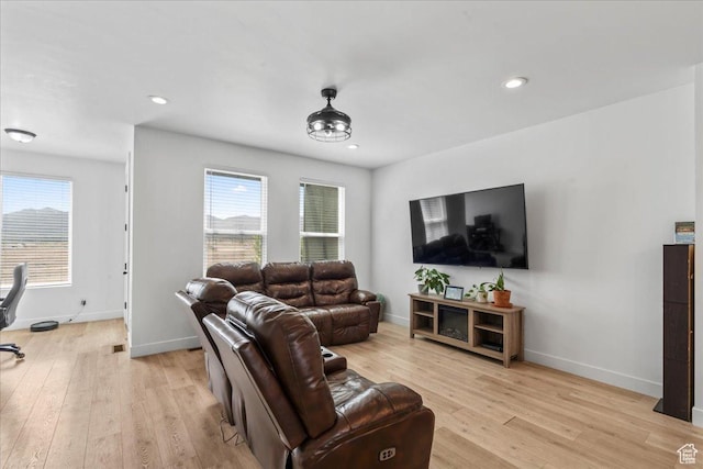 10849 S Lake Run Rd Unit 187, South Jordan, UT 84009 - living room featuring light wood-type flooring, baseboards, and recessed lighting