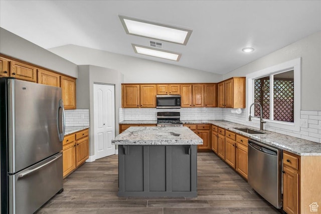 2461 W 1050 N, Hurricane, UT 84737 - kitchen featuring stainless steel appliances, a sink, lofted ceiling, backsplash, and a kitchen island