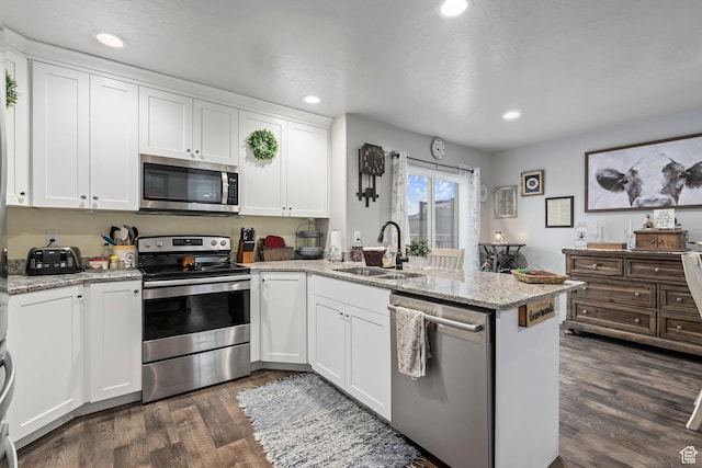 177 E 610 S, Santaquin, UT 84655 - kitchen with stainless steel appliances, a sink, a peninsula, white cabinetry, and recessed lighting