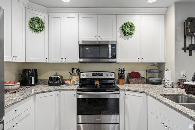 177 E 610 S, Santaquin, UT 84655 - kitchen featuring appliances with stainless steel finishes, white cabinetry, a sink, and recessed lighting