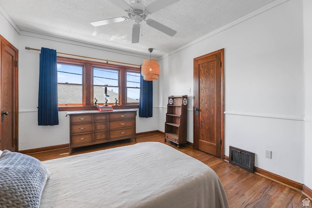 525 E St, Salt Lake City, UT 84103 - bedroom with a textured ceiling, wood finished floors, ornamental molding, baseboards, and a ceiling fan