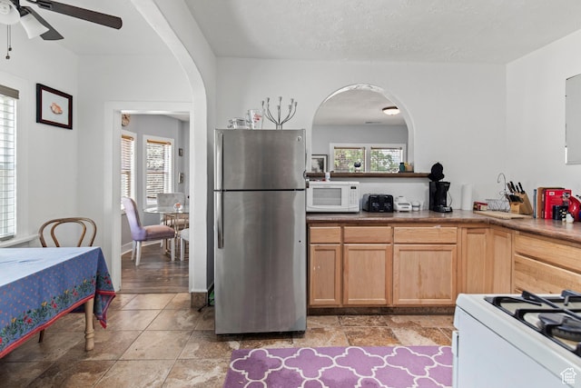 195 S 200 E, Monroe, UT 84754 - kitchen featuring white appliances, arched walkways, plenty of natural light, and ceiling fan