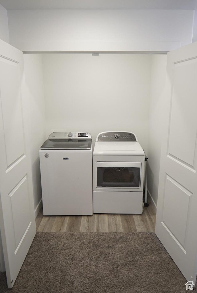 1291 S Harvest View Dr, Santaquin, UT 84655 - laundry area featuring washer and clothes dryer, light wood-style floors, and baseboards