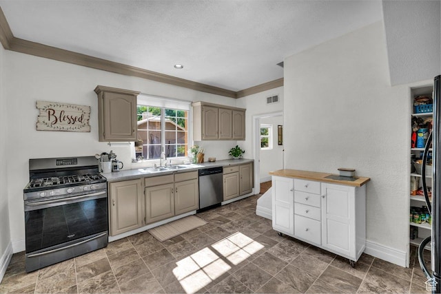 183 W 200 N, Hurricane, UT 84737 - kitchen with stainless steel appliances, baseboards, a sink, ornamental molding, and light countertops