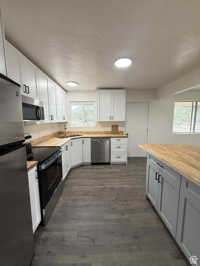 1698 Kenilworth Rd, Helper, UT 84526 - kitchen with appliances with stainless steel finishes, a sink, wooden counters, plenty of natural light, and recessed lighting