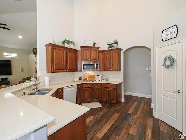 12687 S Verona Creek Way W, Riverton, UT 84065 - kitchen with appliances with stainless steel finishes, light countertops, a peninsula, a sink, and dark wood-type flooring