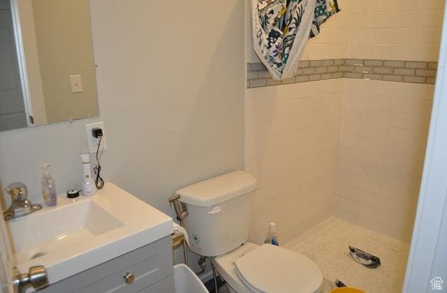 331 E Hampton Ave S, Salt Lake City, UT 84111 - bathroom with tiled shower, toilet, and vanity