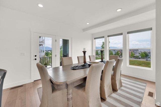 10777 S Lamond Dr W, South Jordan, UT 84009 - dining area featuring recessed lighting, light wood finished floors, and baseboards
