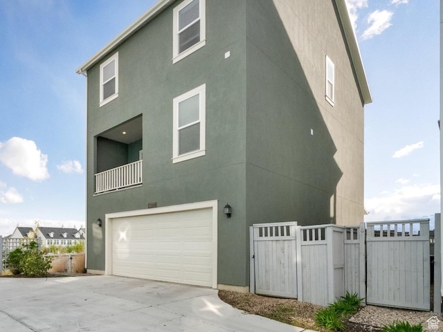 10777 S Lamond Dr W, South Jordan, UT 84009 - view of front facade featuring an attached garage, driveway, and stucco siding