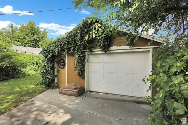 623 E Milton Ave, Salt Lake City, UT 84105 - view of front of property featuring a garage, an outbuilding, and a front yard