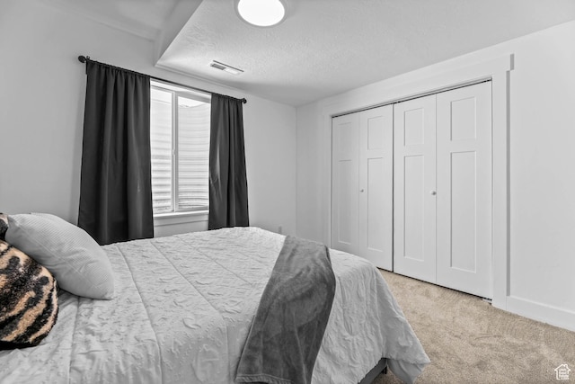9447 N Arrowhead Dr, Eagle Mountain, UT 84005 - bedroom featuring carpet, a textured ceiling, and a closet