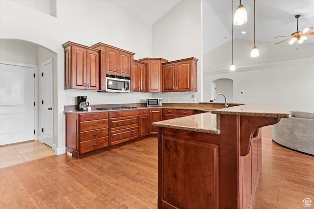 150 N 1015 W, Manti, UT 84642 - kitchen with high vaulted ceiling, stainless steel appliances, open floor plan, a sink, and a kitchen breakfast bar