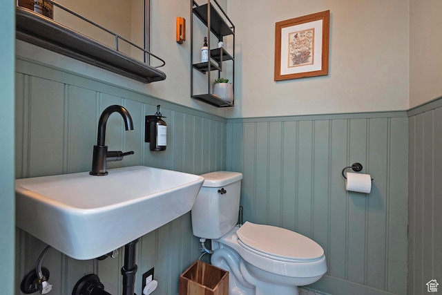271 E Kensington Ave S, Salt Lake City, UT 84115 - bathroom featuring a sink, toilet, wainscoting, and a decorative wall