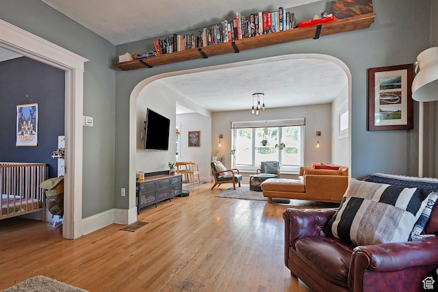 271 E Kensington Ave S, Salt Lake City, UT 84115 - living area featuring arched walkways, light wood-type flooring, and baseboards