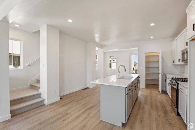 6658 W 11800 S, South Jordan, UT 84009 - kitchen featuring a sink, appliances with stainless steel finishes, light wood-type flooring, a kitchen island with sink, and recessed lighting
