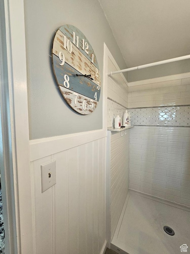 675 W 3300 N, Vernal, UT 84078 - full bathroom with a tile shower, wainscoting, and vaulted ceiling