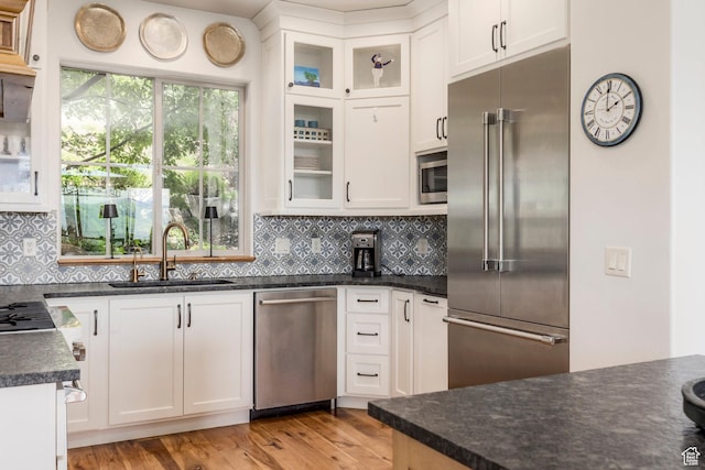 1085 W Links Dr, Midway, UT 84049 - kitchen with stainless steel appliances, light wood finished floors, white cabinetry, and tasteful backsplash