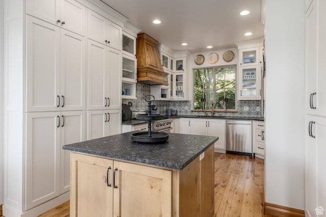 1085 W Links Dr, Midway, UT 84049 - kitchen featuring stainless steel appliances, decorative backsplash, light wood-style flooring, custom range hood, and recessed lighting