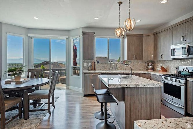 735 W Horizon Dr, Lehi, UT 84043 - kitchen with stainless steel appliances, tasteful backsplash, recessed lighting, a kitchen island, and light wood finished floors