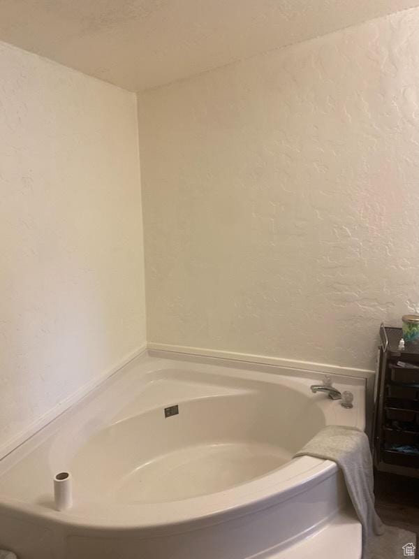165 S 200th Ct W, Vernal, UT 84078 - bathroom featuring a garden tub and a textured wall