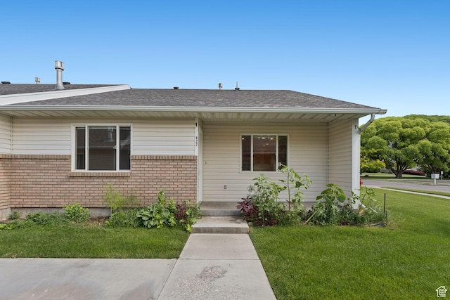 827 S 1030 W, Richfield, UT 84701 - bungalow-style house featuring a front yard, a shingled roof, and brick siding