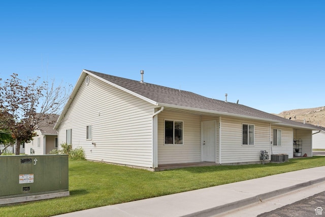827 S 1030 W, Richfield, UT 84701 - view of front of house with a front yard and roof with shingles