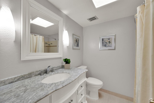 1623 E Spring Run Dr, Holladay, UT 84117 - full bath featuring vanity, a skylight, and a shower with shower curtain