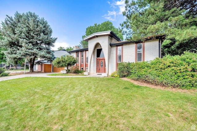 1623 E Spring Run Dr, Holladay, UT 84117 - mid-century inspired home featuring a front lawn, driveway, and a chimney