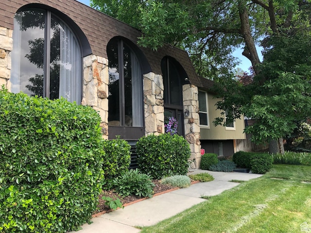 3411 E Enchanted View Dr S, Cottonwood Heights, UT 84121 - entrance to property with stone siding and a yard