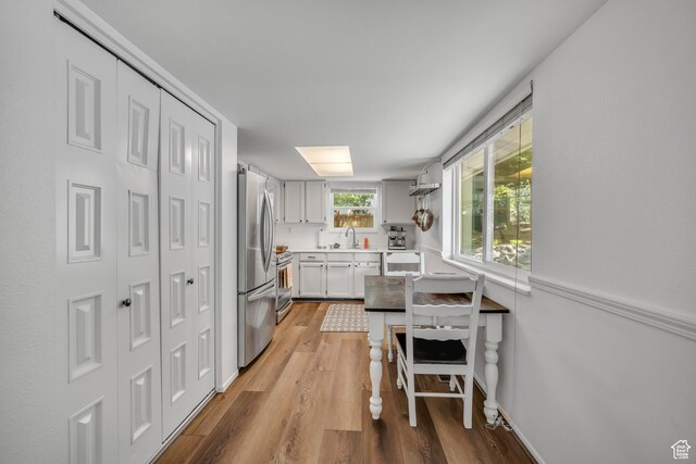 26 N 325 E, Farmington, UT 84025 - kitchen featuring stainless steel appliances, light wood-style flooring, and light countertops