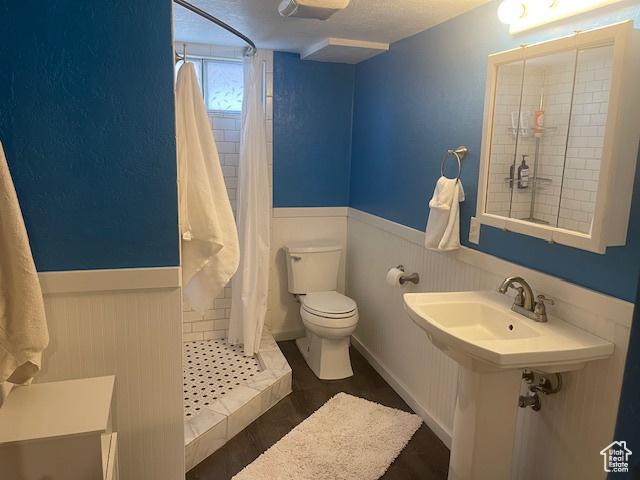 535 W 500 N, Malad City, ID 83252 - full bath featuring a wainscoted wall and tiled shower
