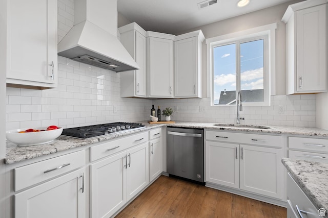 3256 S Iron Hill Cir, Saratoga Springs, UT 84045 - kitchen featuring stainless steel appliances, custom range hood, white cabinets, wood finished floors, and recessed lighting