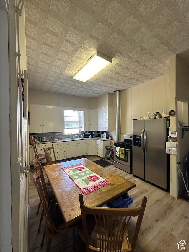 225 N 200 W, Tooele, UT 84074 - kitchen with stainless steel appliances, light wood-style flooring, and an ornate ceiling