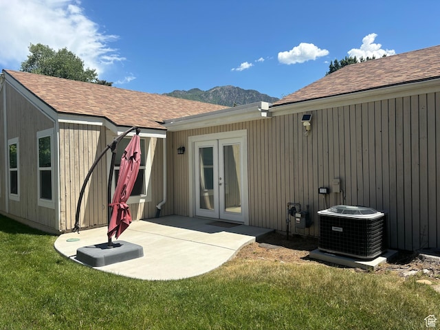 3569 E Avondale Dr S, Cottonwood Heights, UT 84121 - back of house with french doors, a yard, and a mountain view