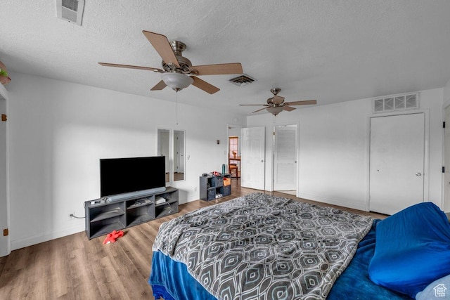 726 N Valley View Dr E, St George, UT 84770 - bedroom featuring wood finished floors, a ceiling fan, and a textured ceiling