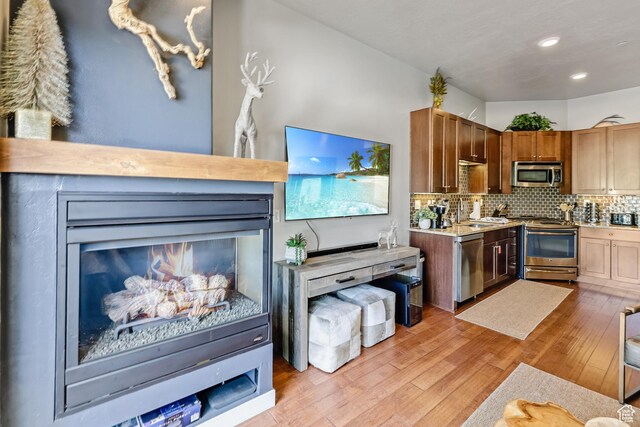 6169 E Park Ln S Unit 30, Park City, UT 84098 - kitchen with stainless steel appliances, light countertops, light wood finished floors, recessed lighting, and backsplash