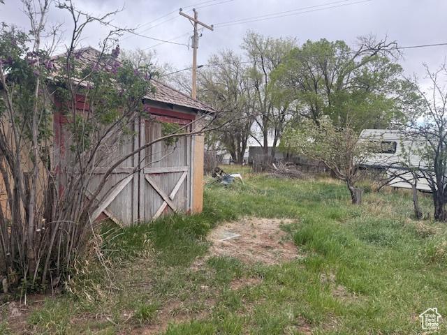 388 N Main St, Monticello, UT 84535 - view of yard with a shed