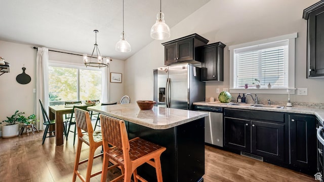 950 N 90 W, Santaquin, UT 84655 - kitchen with appliances with stainless steel finishes, lofted ceiling, light wood finished floors, a center island, and a chandelier